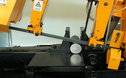 源城数控带锯床自动送料精度会出现偏差吗？