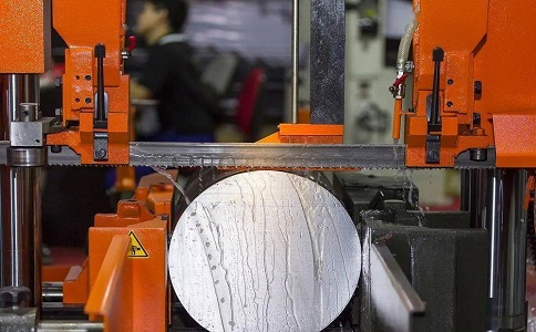 源城立式金属带锯床切削出现跑带故障解决方法！